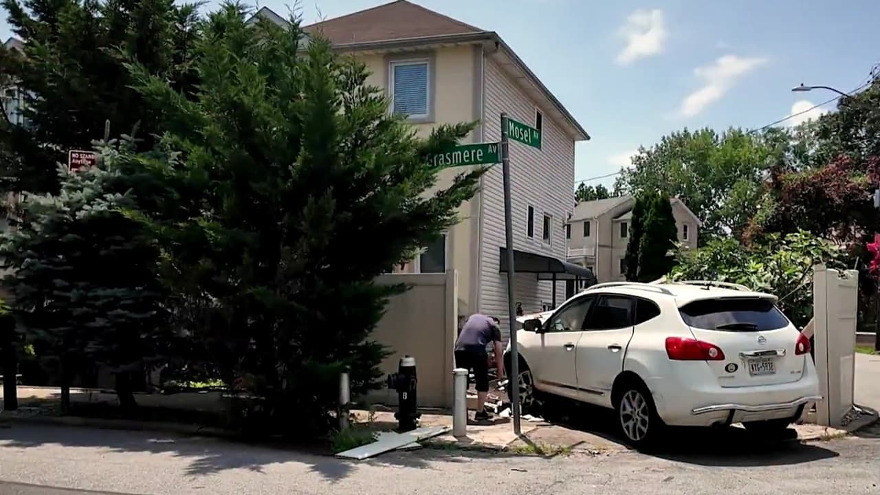 Auto reportado como robado es chocado contra una vivienda en Staten Island: dos personas arrestadas