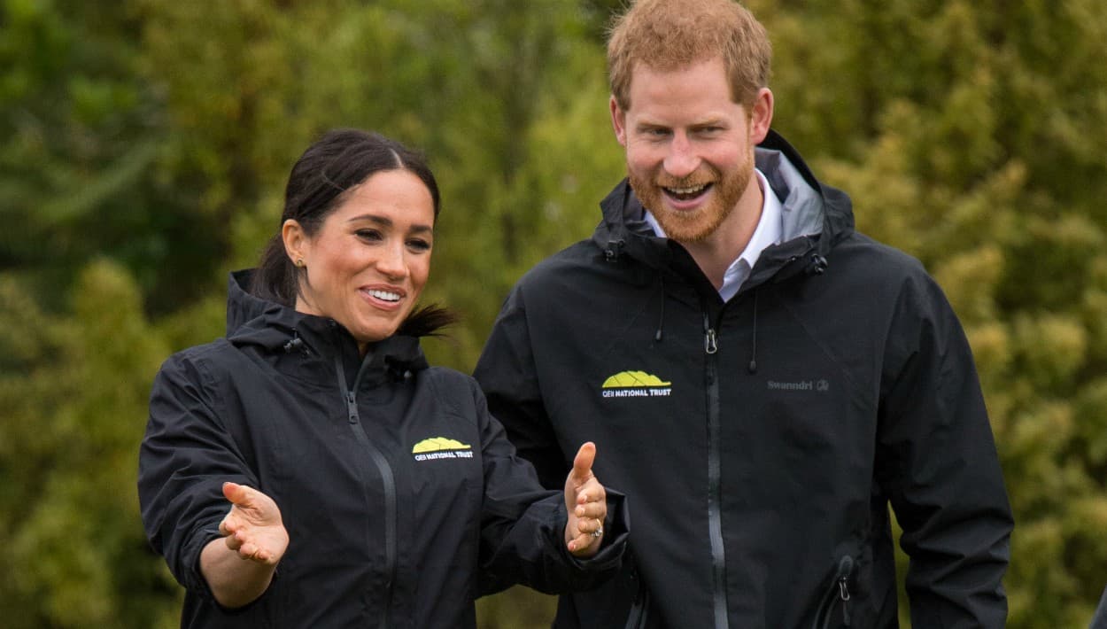 Money-Coutts afirmó, gracias a fuentes cercanas a la familia real, que poco antes de que el príncipe
<b><a href="https://www.univision.com/entretenimiento/mira-que-enamorados-lucen-el-principe-harry-y-meghan-markle-en-las-fotos-de-su-compromiso-fotos">Harry le propusiera matrimonio a Markle</a></b> en 2017, su hermano William le preguntó:
<b>"¿Estás seguro?"</b>.