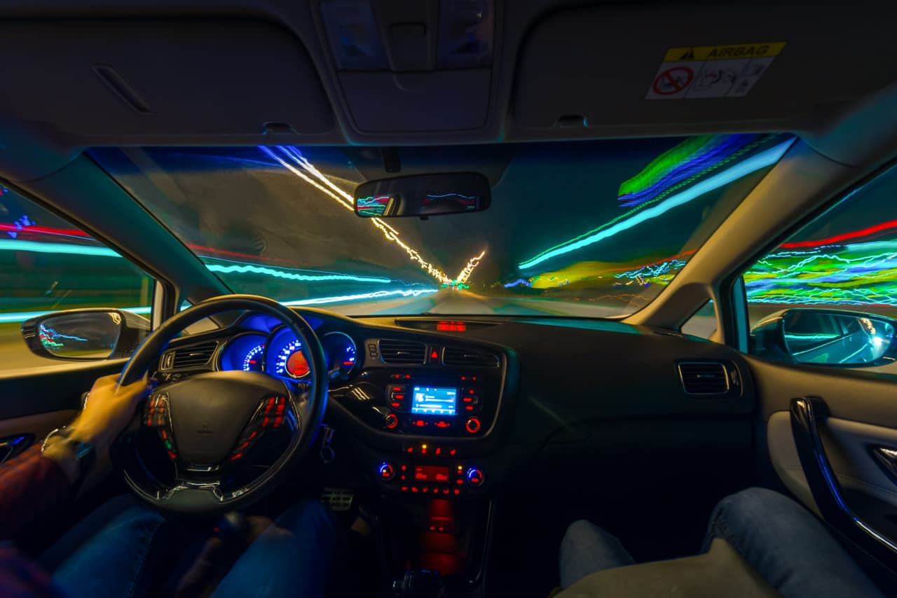 10. Ingresa al auto y abre el contacto, pero no lo enciendas. Espera uno o dos minutos a que los componentes electrónicos de tu carro reinicien actividad sin problema. Enciende el carro, 
<b>verifica que todas las funciones estén al 100%</b> y que las luces enciendan a la perfección. Si tienes que configurar de nuevo el radio o sistema GPS utiliza el código que anotaste en un principio para que vuelva a funcionar adecuadamente.