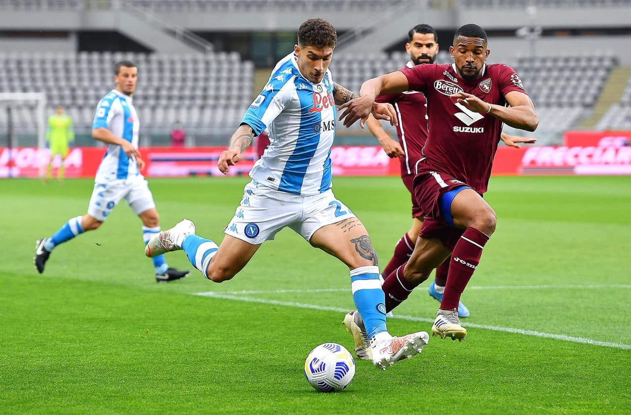 Napoli se impuso ante Torino 2-0 durante la fecha 33 en la Serie A. Bakayoko anotó golazo al minuto 11, seguido de Osimhen al minuto 13. Torino se quedó con diez hombres tras doble amarilla para Mandragora. El mexicano Hirving Lozano entró al minuto 58 al campo.