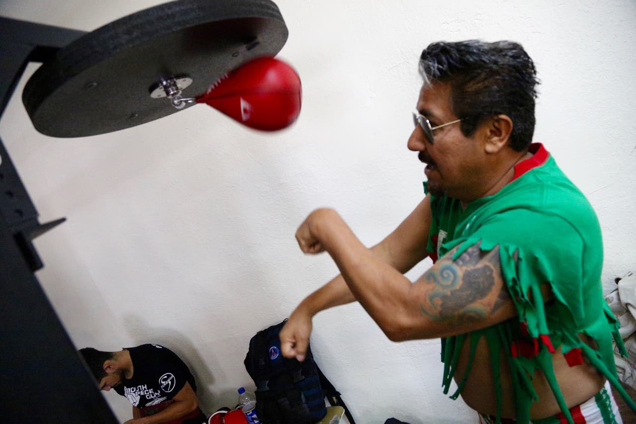 Así pagó la apuesta El Feo a Raúl 'El Pelón' después de la derrota de Julio César Chávez Jr.