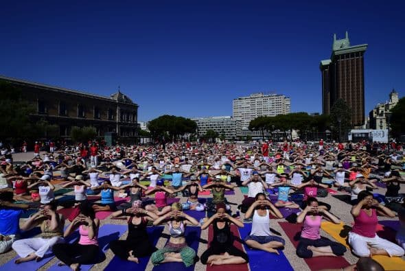 Participantes en Madrid. "El yoga te ayuda a llevarte bien con el mundo que te rodea", dijo la alcaldesa Manuela Carmena.