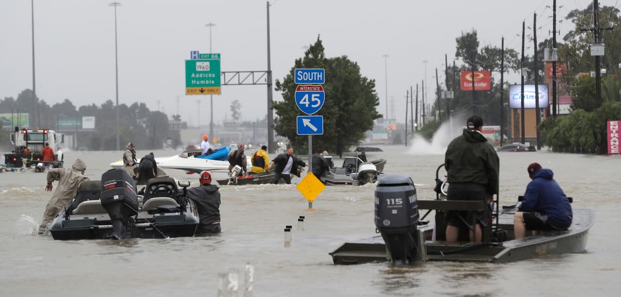 Botes particulares y de organismos de emergencia surcan las aguas sobre las calles del centro de Houston.
