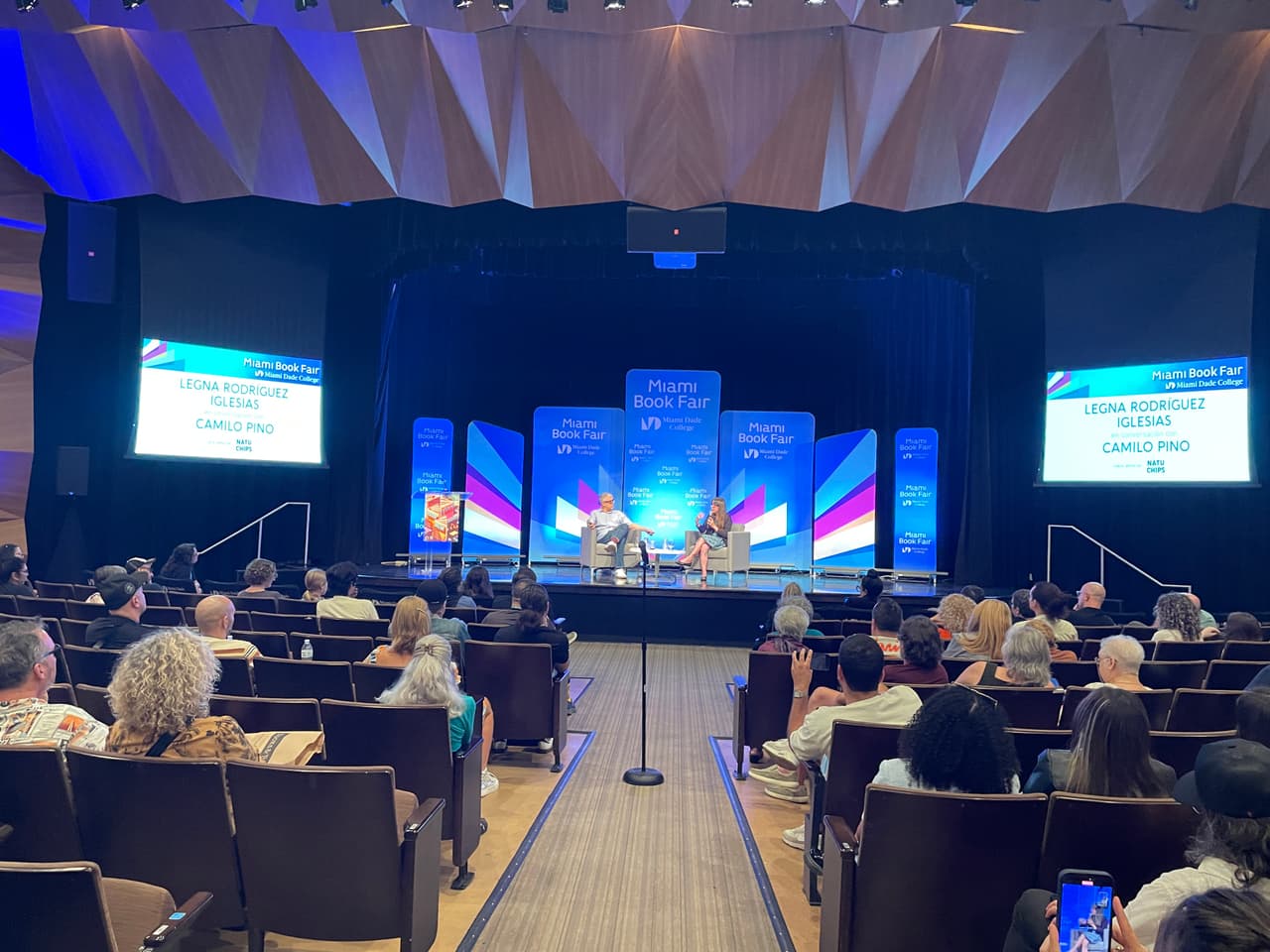 La conversación entre Camilo Pino y Legna Rodríguez Iglesias se realizó en el auditorio del Edificio 1 del MDC Wolfson Campus.