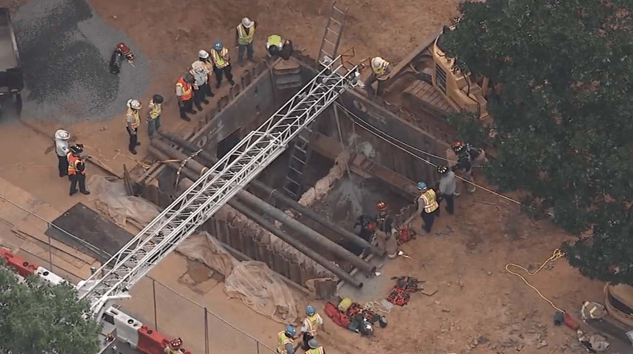 Rescatan a 2 trabajadores atrapados en una tubería
