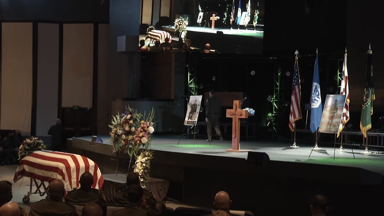 Con una ceremonia en la iglesia Casas al norte de Tucson, la familia y altos mandos de la Patrulla Fronteriza y un nutrido grupo de compañeros y amigos, despidieron al agente Daniel Cox, quien murió en un accidente vehícular el pasado 1 de agosto, cuando transitaba por la carretera 86. Un vehículo se puso de frente y chocaron. Ambos conductores fallecieron.