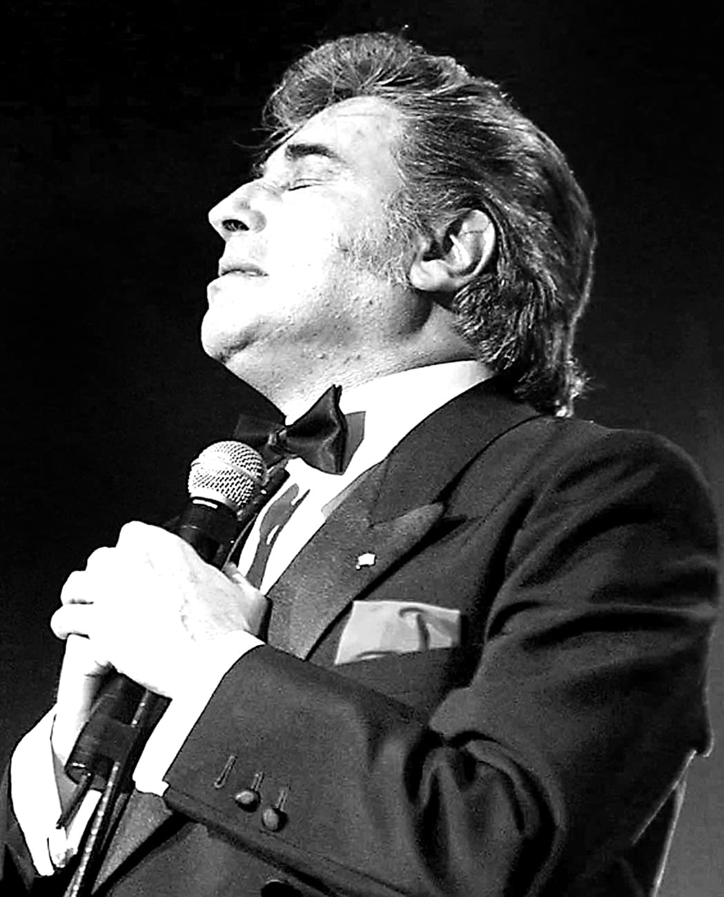 <b>Sandro de América</b> fue el primer grande en despedirse de esta década. El cantautor argentino falleció el 4 de enero del 2010 a la edad de los 64 años. Su addición al tabaco le ocasionó una enfermedad respiratoria crónica que le quitó la vida, a pesar de haber recibido un transplante de corazón y pulmones.