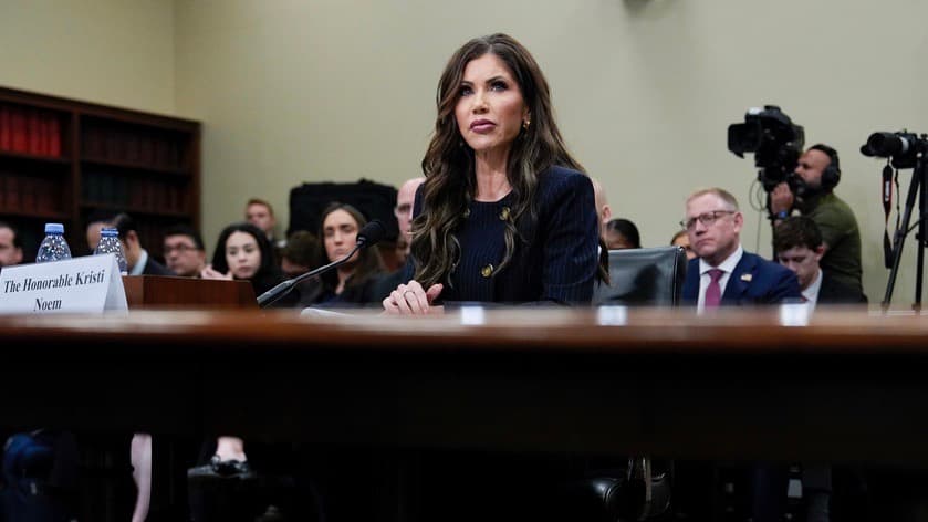 Kristi Noem dice que viajeros sin REAL ID podrán volar, pero cumpliendo con medidas adicionales 