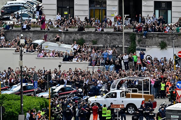 Feligreses se aglomeraron en las calles de Roma, en la ruta que recorrió el papamóvil para trasladar el féretro del papa Francisco hacia la Basílica de Santa María la Mayor.