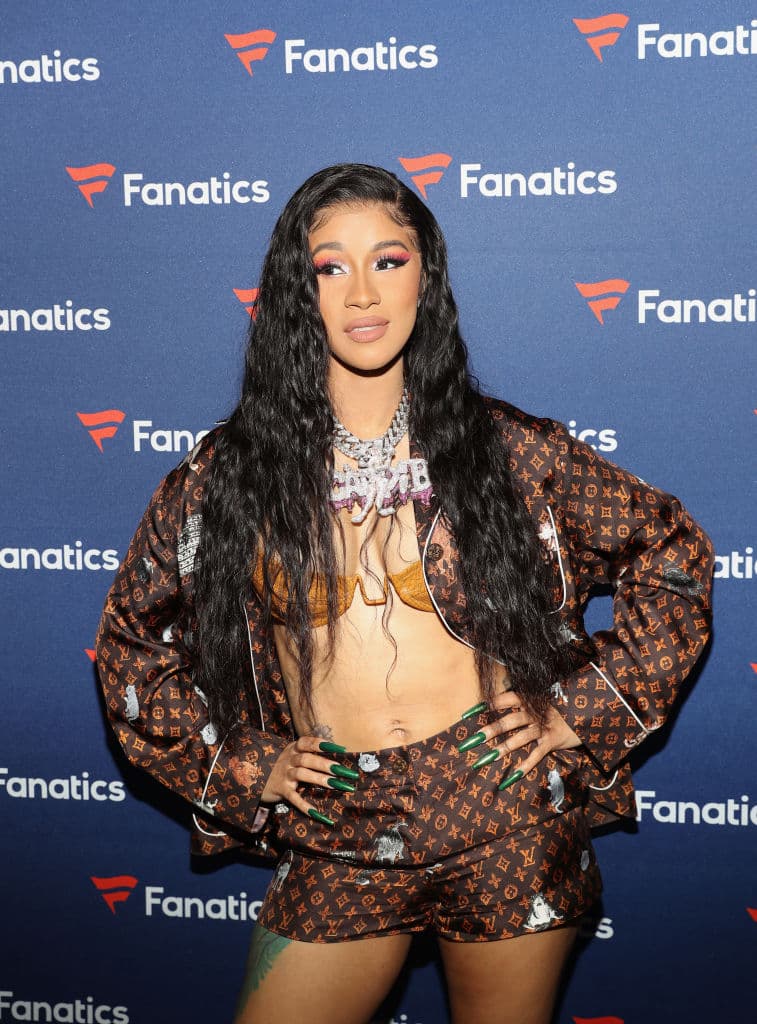Hace unos días resurgió en redes sociales un video de Cardi B hablando de su pasado, en donde contaba que se acostó con hombres y los robó.