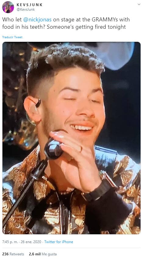 "¿Quién dejó a Nick Jonas estar en el escenario de los GRAMMY con comida en los dientes? Alguien será despedido esta noche", se lee en uno de cientos de tuits.
<br>