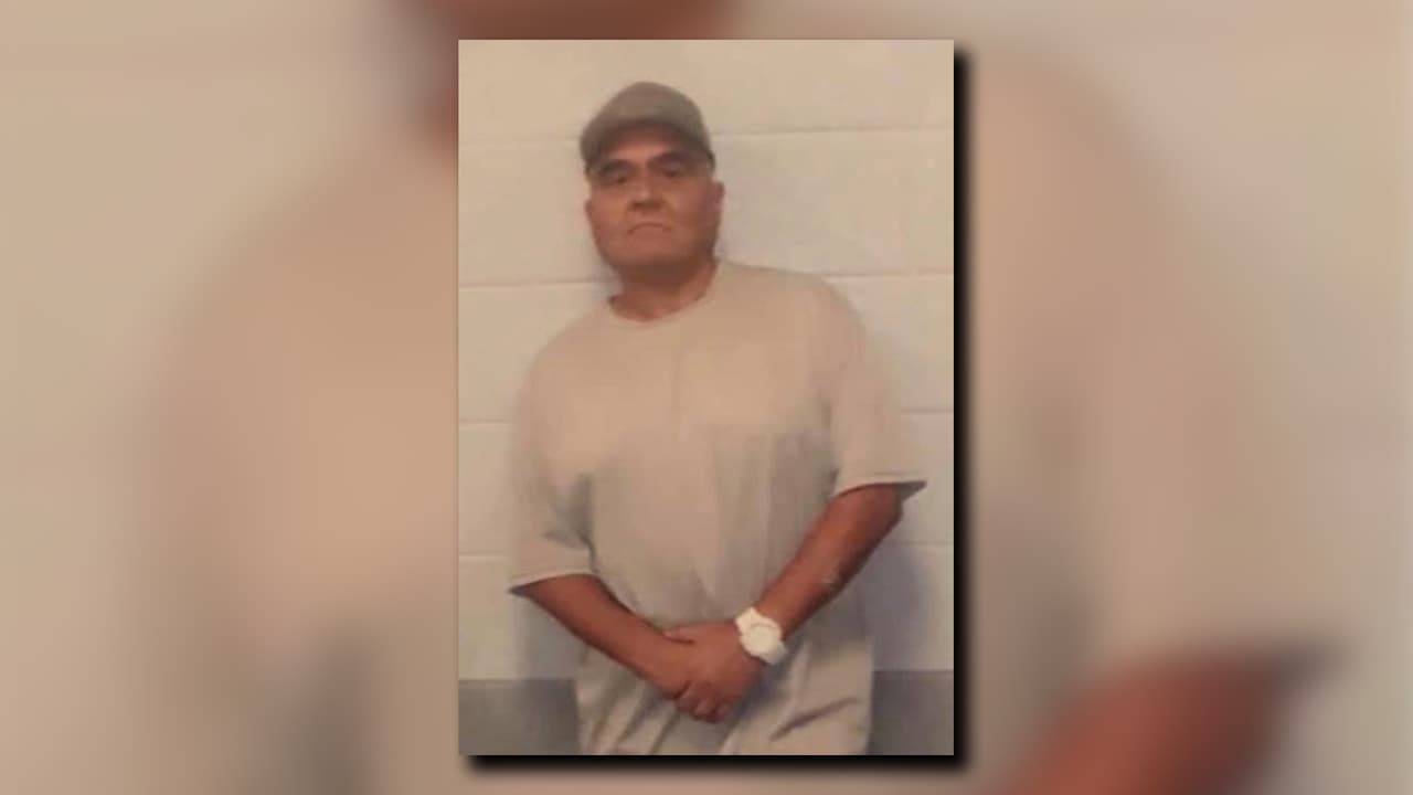 <a href="https://www.univision.com/local/atlanta-wuvg/muere-otro-inmigrante-por-coronavirus-bajo-custodia-de-ice-en-georgia">Cipriano Chávez Álvarez</a>, de 61 años, ciudadano mexicano, murió en septiembre de 2020.
<br>
<br>Chávez Álvarez se convirtió en la tercera víctima en morir de coronavirus en Georgia mientras están bajo custodia de ICE en un centro de detención para inmigrantes en Georgia. 
<br>
<br>El hombre de 61 años sufría de hipertensión y apnea del sueño, dijo el forense, quien además agregó que había estado hospitalizado desde el 15 de agosto.