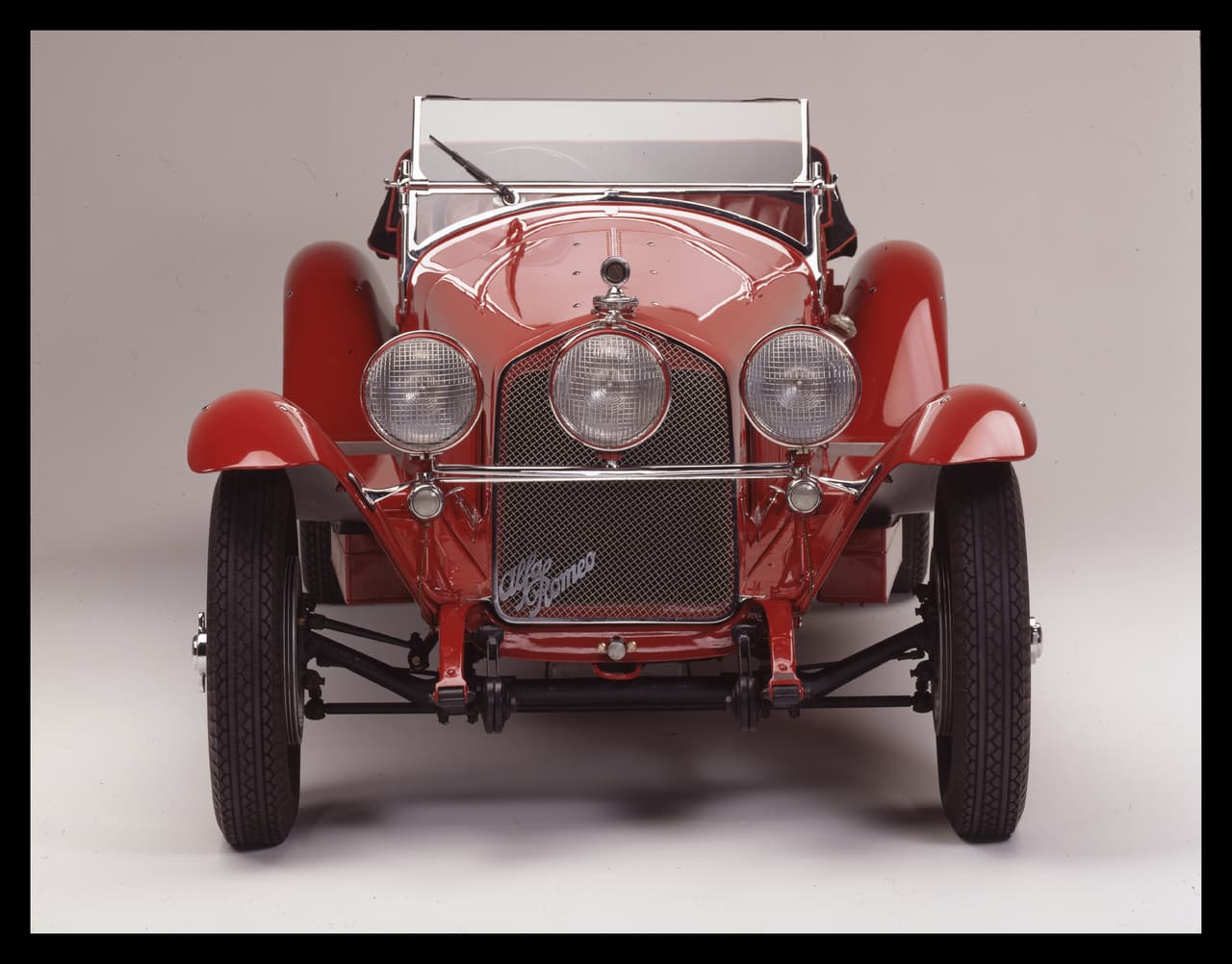 En 1929 Enzo Ferrari crea Scuderia Ferrari como Alfa Romeo Racing Team, que luego se independizaria en 1939. En esta imagen vemo el Alfa Romeo 6C 1750 SS de 1929.