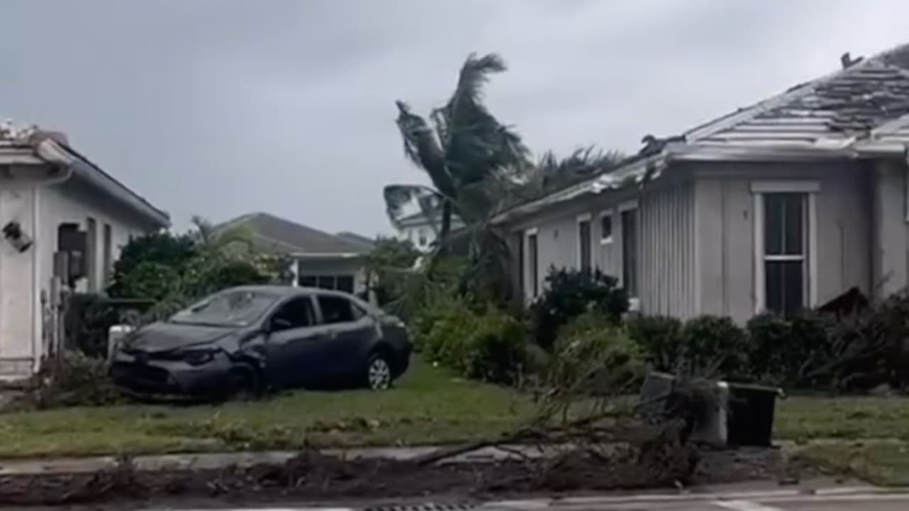 Tornado arrasa el área de West Palm Beach y deja destrozos ante entrada del huracán Milton