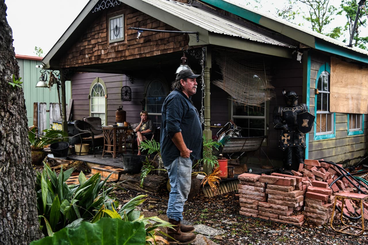 Residentes de Lake Charles frente a su 
<a href="https://www.univision.com/noticias/fenomenos-naturales/la-devastacion-en-la-zona-donde-el-ojo-del-huracan-laura-toco-tierra-fotos-fotos"><u>casa destruida por el huracán Laura</u></a>, el día anterior a la llegada de Delta, que en la mañana del viernes mantenía la categoría 3, con vientos de 120 millas por hora. Los expertos prevén que el fenómeno meteorológico disminuirá su fuerza al tocar tierra.
<br>