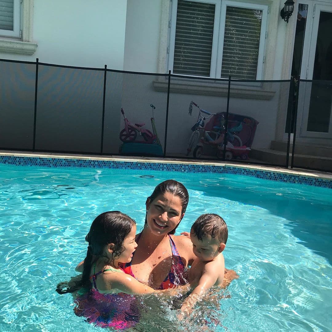 Sin embargo, cuando se trata de pasar tiempo con sus hijos pone en pausa el glamour para disfrutar al máximo del momento con sus pequeños.