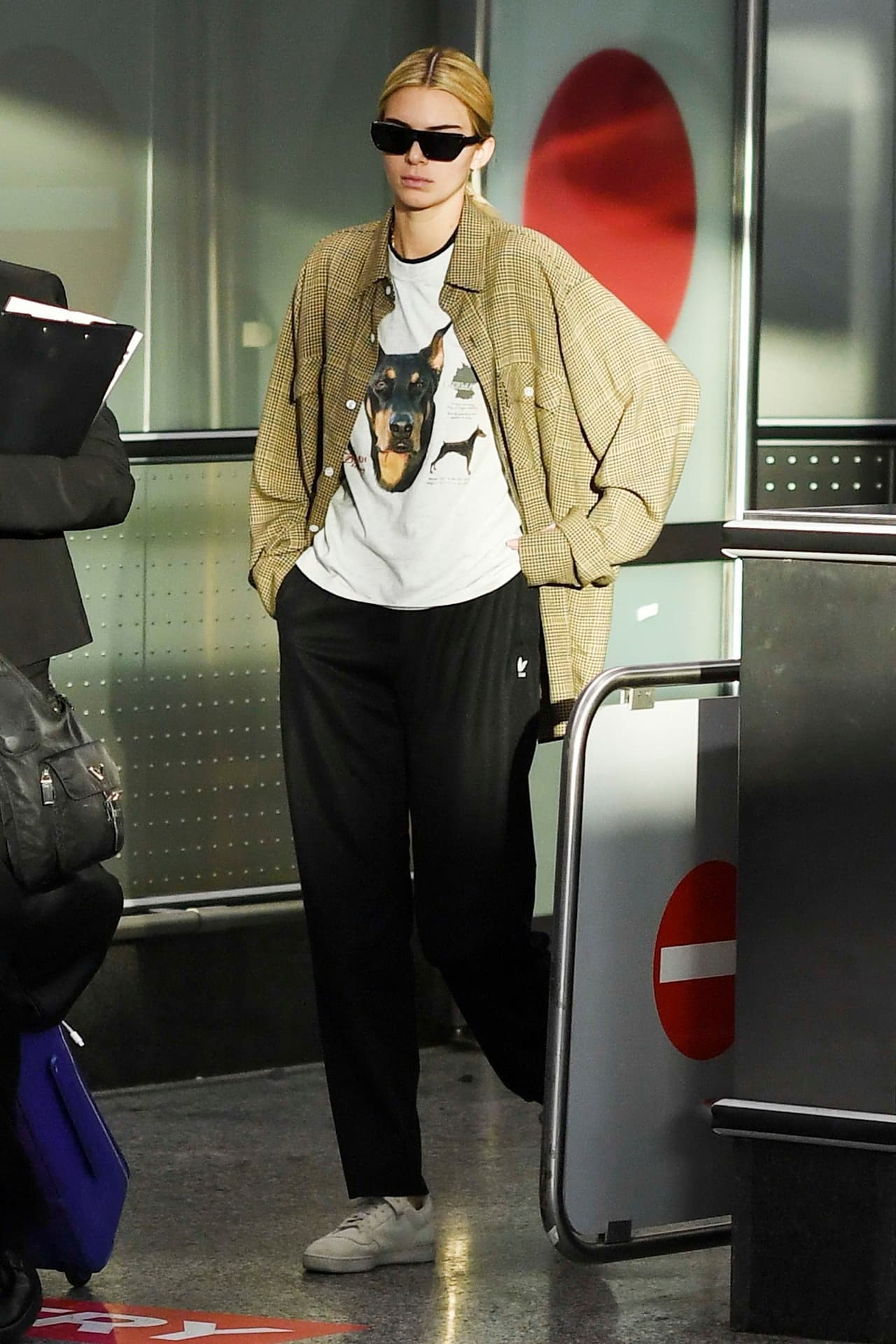 En otro reporte de 
<b><a href="https://www.dailymail.co.uk/tvshowbiz/article-7474287/Kendall-Jenner-shows-new-blonde-locks-flies-Italy-Milan-Fashion-Week.html" target="_blank">Daily Mail</a></b>
<a href="https://www.dailymail.co.uk/tvshowbiz/article-7474287/Kendall-Jenner-shows-new-blonde-locks-flies-Italy-Milan-Fashion-Week.html" target="_blank">,</a> se informó que la joven fue vista el martes 17 de septiembre en el aeropuerto de Milán, Italia (foto), justo antes de que comenzara el 
<b><a href="https://www.cameramoda.it/en/milano-moda-donna/" target="_blank">Milán Fashion Week</a></b>.