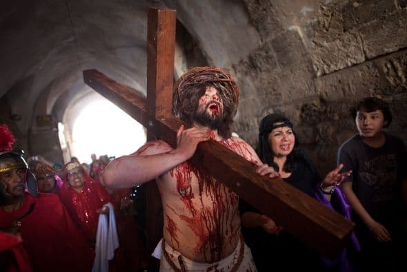 Segunda Estación: Jesús, traicionado por Judas, es arrestado.