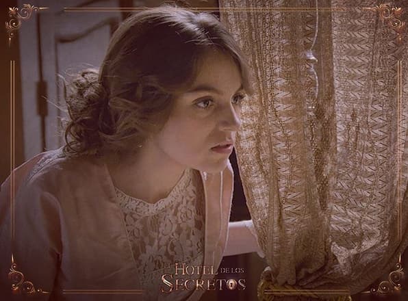 En 2011, Sofía Castro tuvo una participación especial en la telenovela 
<b>Esperanza del corazón</b>, producida por Luis de Llano. A propósito de la que sería su primera oportunidad de mostrar aún más de su talento actoral, 
<b>Angélica 'La Gaviota' Rivera le envió un mensaje a través de Facebook</b>, en el que le recordó la importancia de 
<b>mantenerse humilde y disciplinada</b>, y le adelantó que tenía dos caminos, el fácil o el del esfuerzo "en el que tardarás un poco más en llegar, pero permanecerás por mucho tiempo".