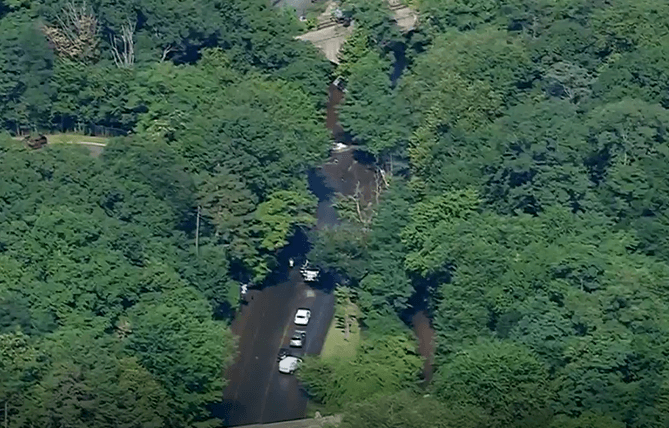 Los bomberos y la policía de Newark estaban trabajando para ayudar a retirar un vehículo privado que, según los informes, estaba atascado en una zona cerca de la ruptura.
<br> 
<br>