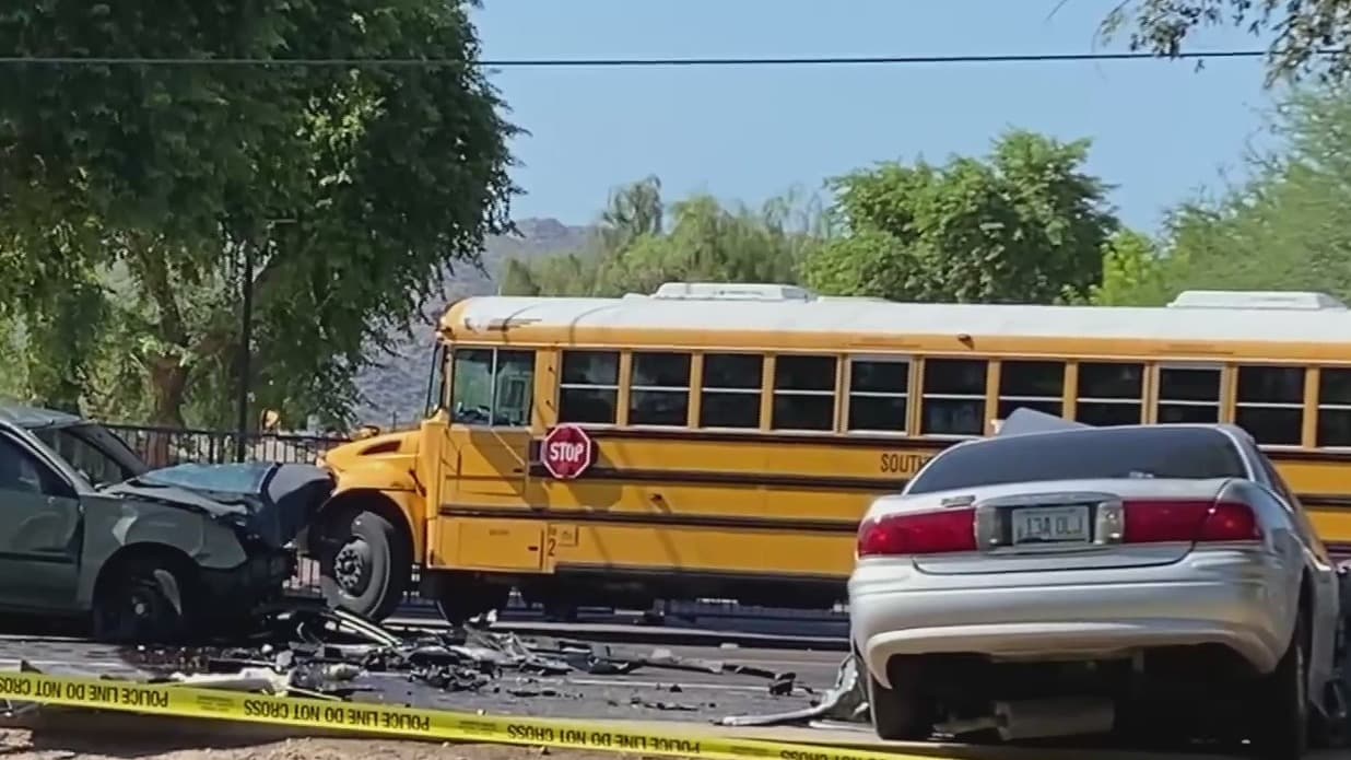 Un niño murió y cuatro personas resultaron heridas de gravedad en el accidente de un bus escolar
