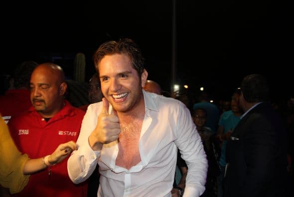 El Dasa revolucionó Phoenix con su voz y carisma, enloqueciendo a miles de fans que los esperaban ansiosas. El chulo causó furor con sus movimientos sexy y desafió seguridad para acercarse y bailar con sus consentidas.