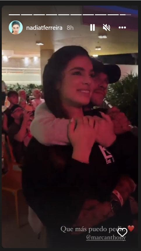 "
<b>La mejor sorpresa</b>. Gracias mi amor", le escribió al cantante mientras a ella se le veía muy emocionada. 
<br>