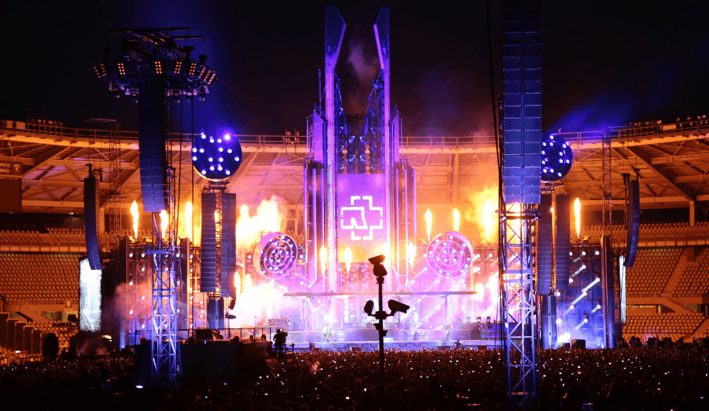 La banda Rammstein ofreció varios conciertos en el 2022. En la imagen se muestra el escenario de Turin, en Italia