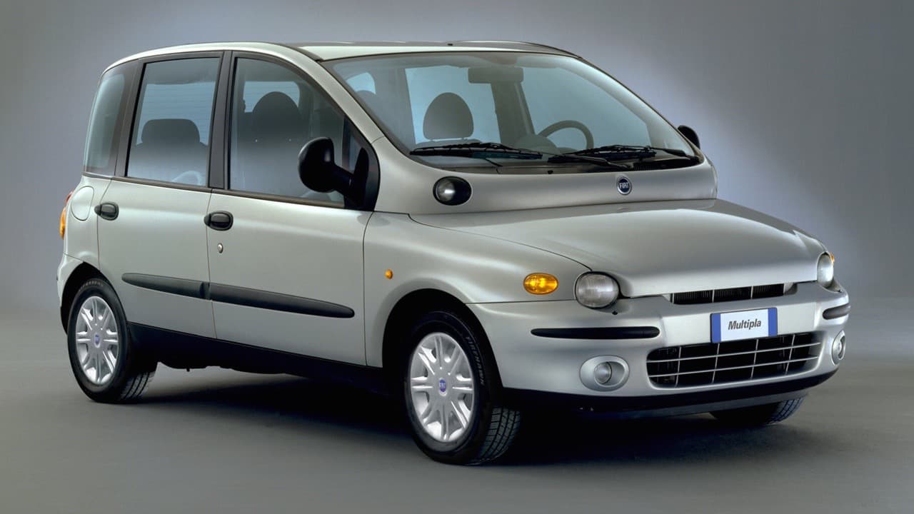 <h3 class="cms-h3-H3">3<b>. Fiat Multipla 1998-2010.</b></h3>
<br>
<br>Fea pero con mérito es lo mejor que se puede decir de esta pseudo-van italiana, que fue galardonada como el Auto del Año y como el Auto Más Feo del Año por Top Gear en 1998, la única vez de la que tengamos noticia que un auto a logrado ambos galardones. La Multipla fue sorprendentemente longeva con ventas vigorosas en Italia, pero débiles en los otros lugares donde Fiat se aventuró a dejar ver su cara.