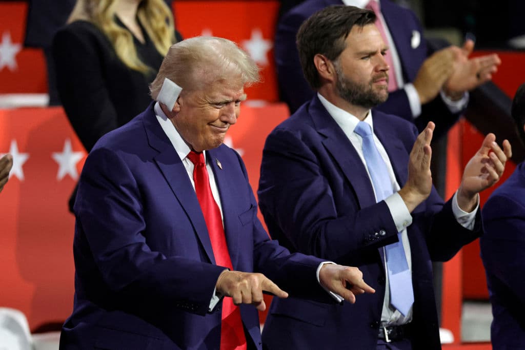 Trump contó a su lado con el recién nombrado candidato a vicepresidente de su partido, el senador J.D. Vance.