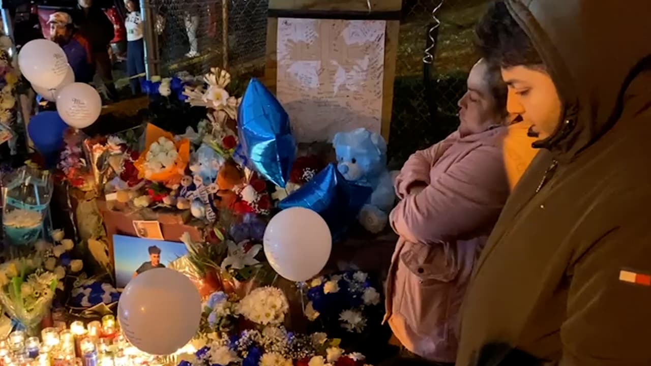 Familiares y amigos 
<b>se reunieron en la intersección para montar una vigilia en memoria de Edwin</b>.
<br>