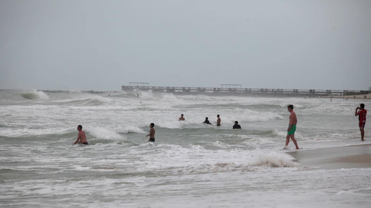 Olas en playas de Melbourne, Florida, ya superan los 8 pies de altura por el huracán Matthew