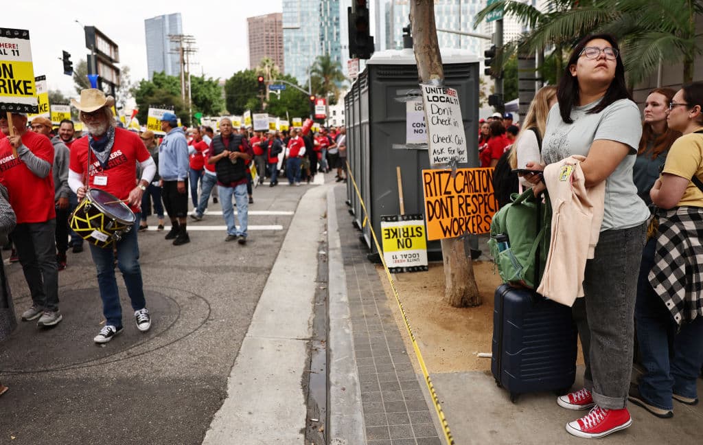 Algunos de los hoteles alcanzaron acuerdos con sus trabajadores y la cifra se ha ido reduciendo. Los que ya han visto resultados se sumaron este miércoles a sus colegas en lucha, en la inmensa manifestación que comenzó poco después de las 9:30 a.m., entre las calles Hill y 6th, del centro de Los Ángeles.