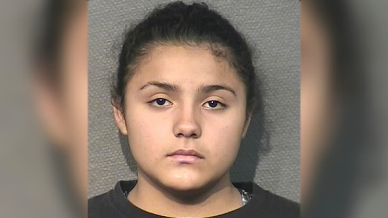 Kenia Yamileht Pineda, de 17 años, enfrenta cargos de abuso infantil por morder y casi sofocar a una bebé de 4 meses.
<br>