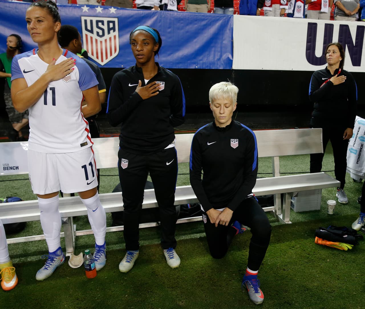Megan Rapinoe se hinca en un partido de futbol y reaciona no sólo contra el racismo sino contra la homofia en Estados Unidos.