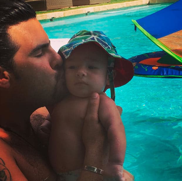 ¡Cosita! Jerry Bazúa está encantado con su pequeño Eros y compartió esta tierna foto junto a su nene en la piscina.