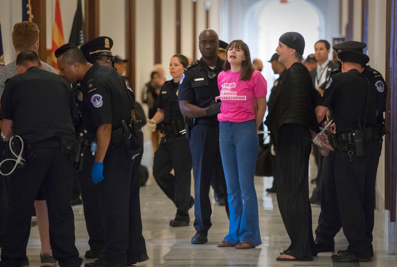 Otra de las cláusulas más controversiales de la ley de salud republicana es la eliminación de fondos federales a 
<a href="http://www.univision.com/noticias/salud-y-mujer/razones-para-defender-a-planned-parenthood-el-acceso-a-la-salud-sexual-y-reproductiva-esta-en-juego">Planned Parenthood</a>, el principal proveedor de servicios de salud reproductiva en Estados Unidos. En la foto, una activista de esta organización es arrestada. Ya varios senadores republicanos como Lisa Murkowski, de Alaska, han criticado la medida.