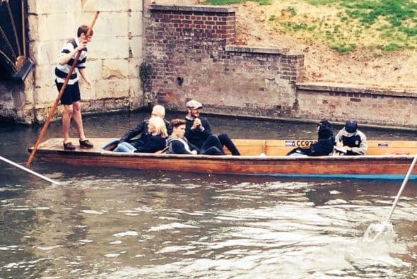 David se sentó junto a Brooklyn y sus suegros.