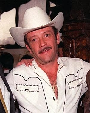 Pedro Jr. murió en 2009, en circunstancias que nunca fueron aclaradas del todo: por un lado se dijo que se debió a motivos de salud, por otro, que se había suicidado. Lo cierto es que hubo pleito entre su esposa y la madre de su hija Lupita, para saber quién se quedaba con los restos.