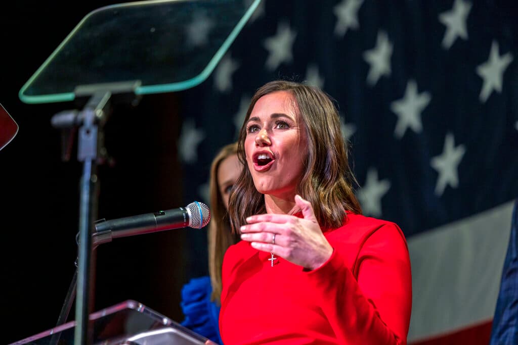 <b>13. Katie Britt (republicana): </b>se ha convertido en la primera mujer electa para el Senado de EEUU por Alabama. Britt reemplaza a su antiguo jefe, el también republicano Richard Shelby, que se jubila. Con anterioridad otras dos mujeres han estado en el Senado por Alabama, pero solo para ocupar vacantes, no fueron electas. Britt fue directora ejecutiva del Consejo Empresarial de Alabama.