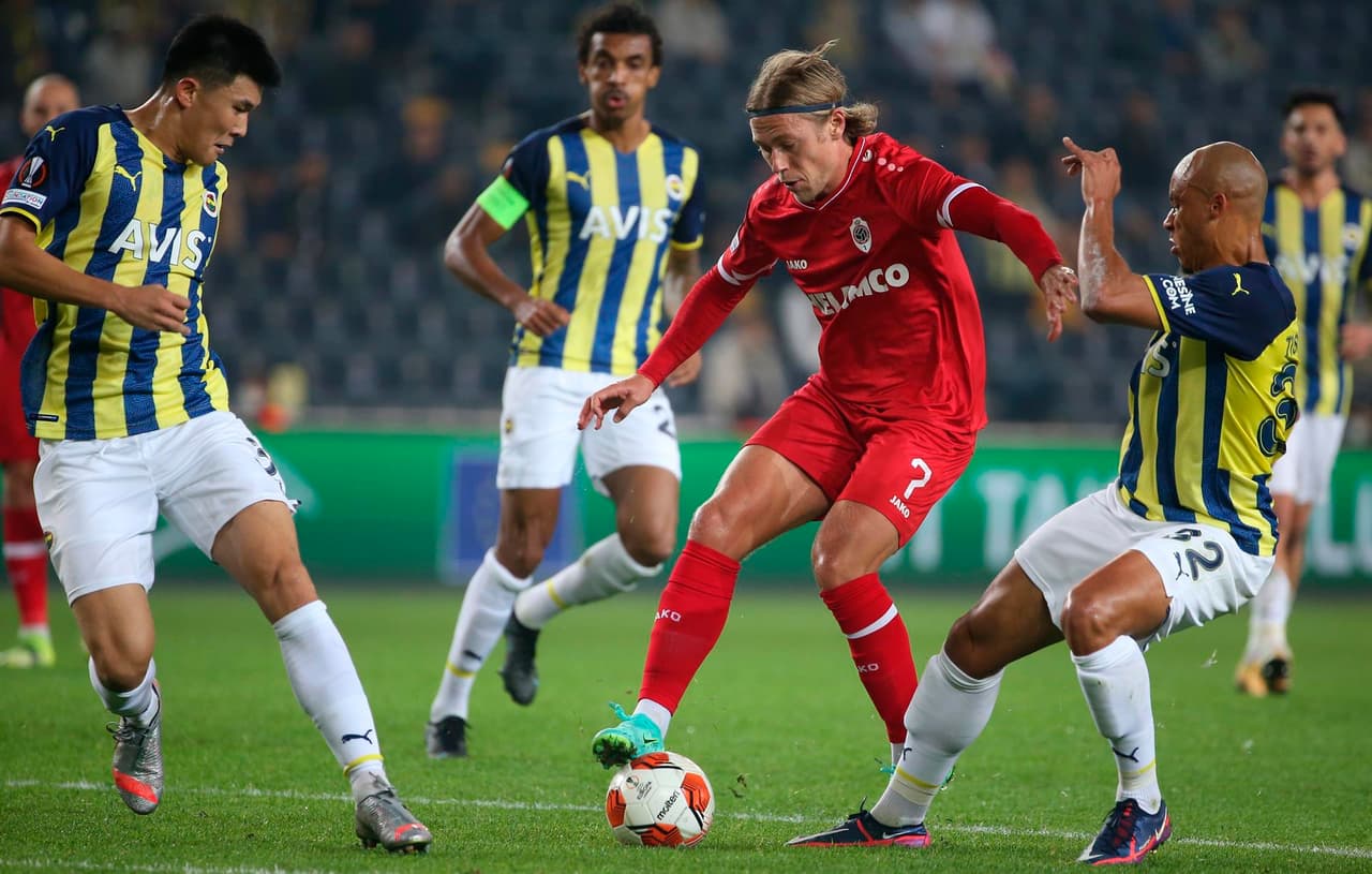 Fenerbahce y Antwerp empatan 2-2 durante la fecha 3 de la Europa League. Enner Valencia puso los dos tantos para la escuadra turca, mientras que Mbwana Samtta y Pieter Gerkens hicieron lo propio para el club belga.