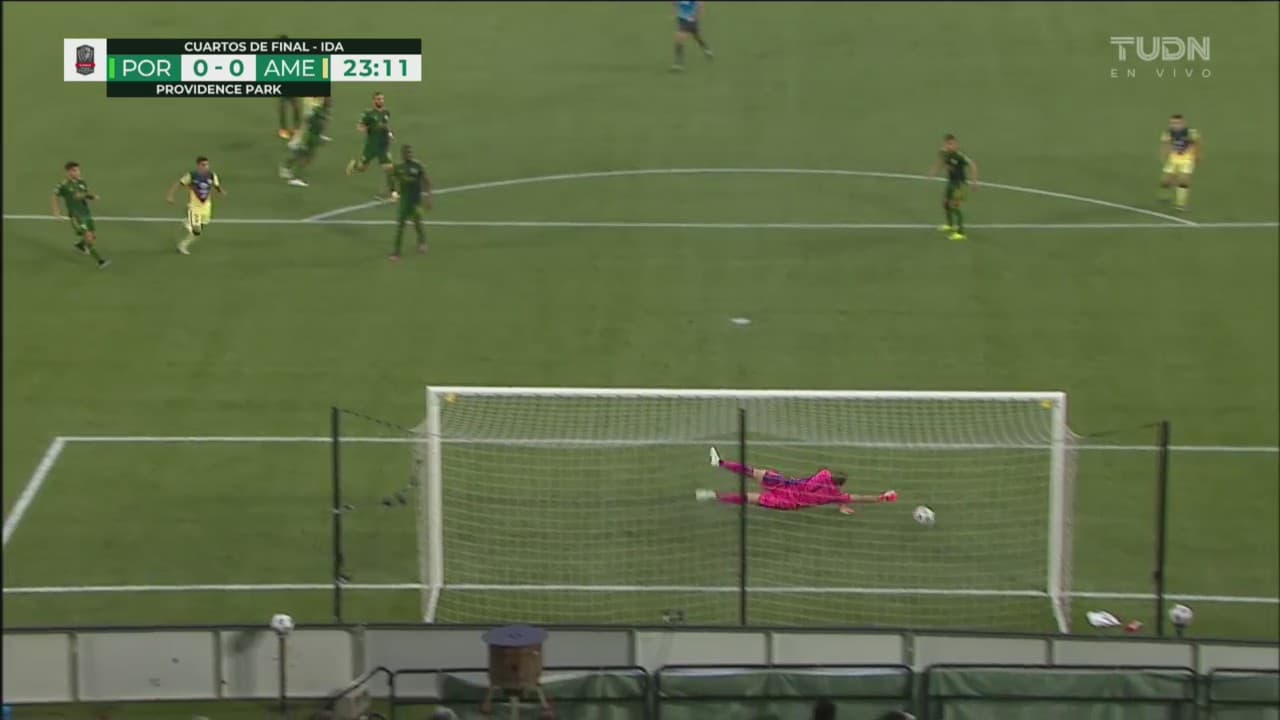 Roger Martínez pone a prueba a Attinella y evita el gol de América