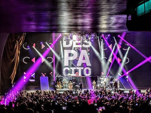 Y aunque todos los éxitos del puertorriqueño fueron ovacionados por su públlico, 'Despacito' fue la cereza del pastel en su presentación. No en vano el tema ha sido reconocida con varios premios y récords, el último, ser la primera canción en español con mil millones de reproducciones en Spotify.