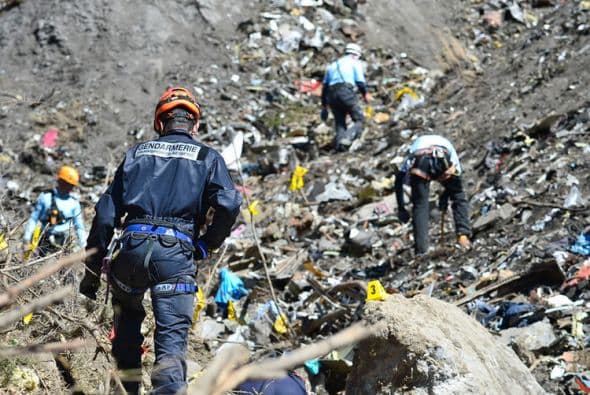 El Ministerio del Interior francés ha revelado imágenes del rescate de los restos del Airbus A320 que se estrelló en los Alpes franceses. (Ministerio del Interior francés/DICOM/F. Pellier).