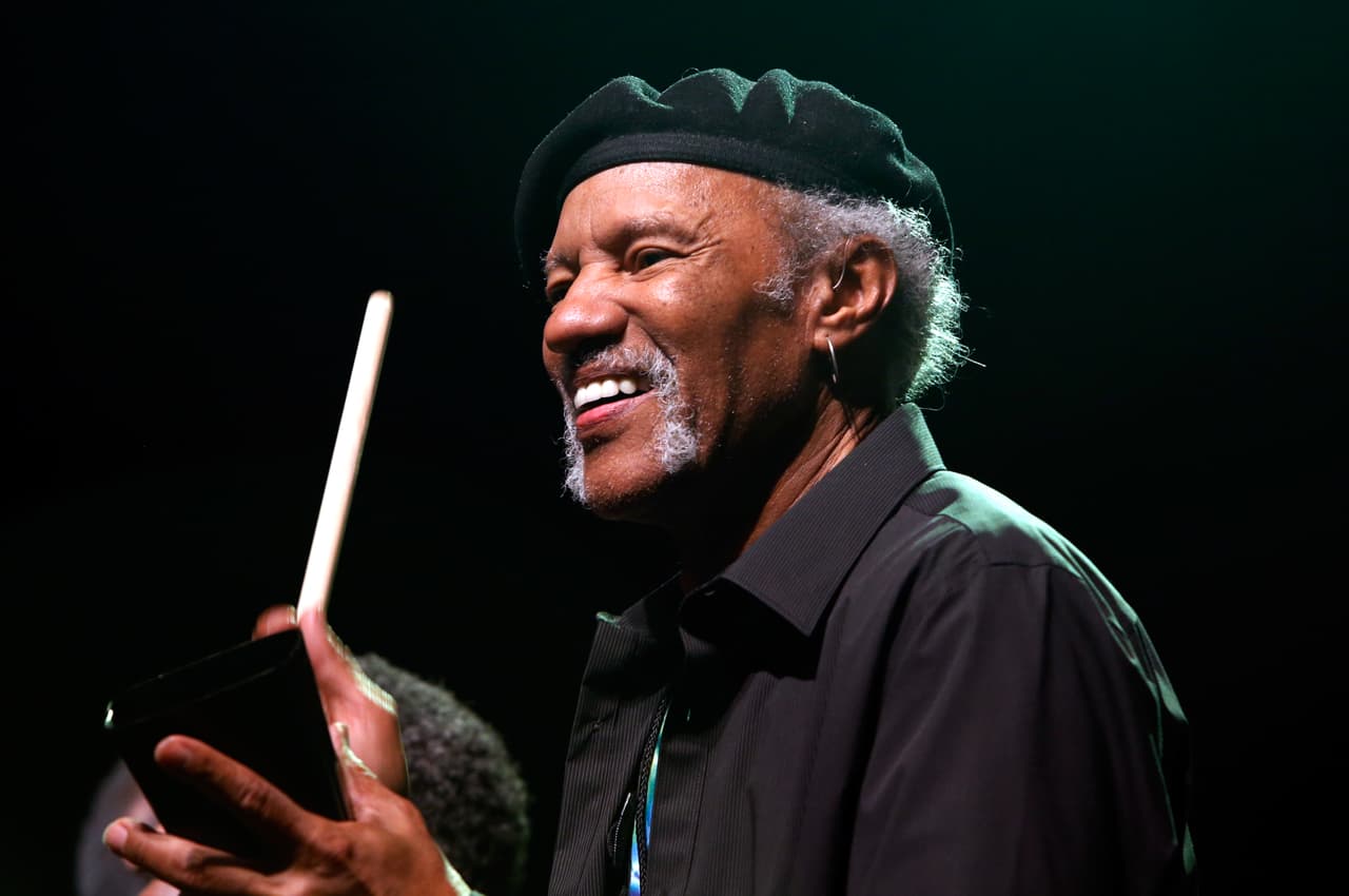 Charles Neville, quien alguna vez formara parte de la gira de B.B. King, ganó fama con la banda de Neville Brothers. El saxofonista nacido en Nueva Orleans murió el 26 de abril a la edad de 79 años.
