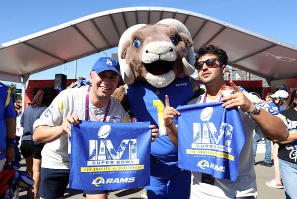 Los fanáticos celebran con Rampage, la querida mascota de Los Rams, que será el amuleto de suerte este tarde.