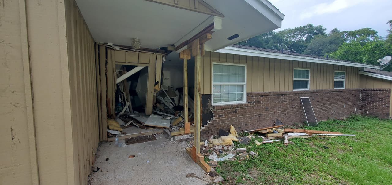 La vivienda resultó gravemente afectada. Hasta el momento no han informado las causas que conllevaron al conductor a tener este accidente.