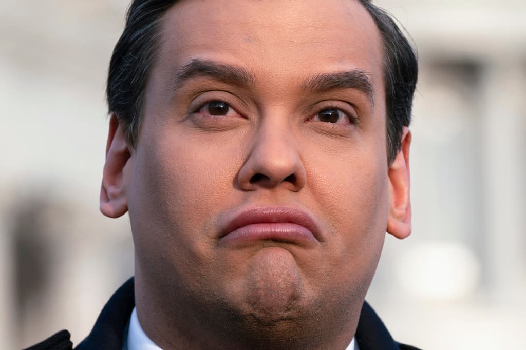 El exrepresentante republicano George Santos se declara culpable de varios cargos criminales y enfrenta pena de cárcel