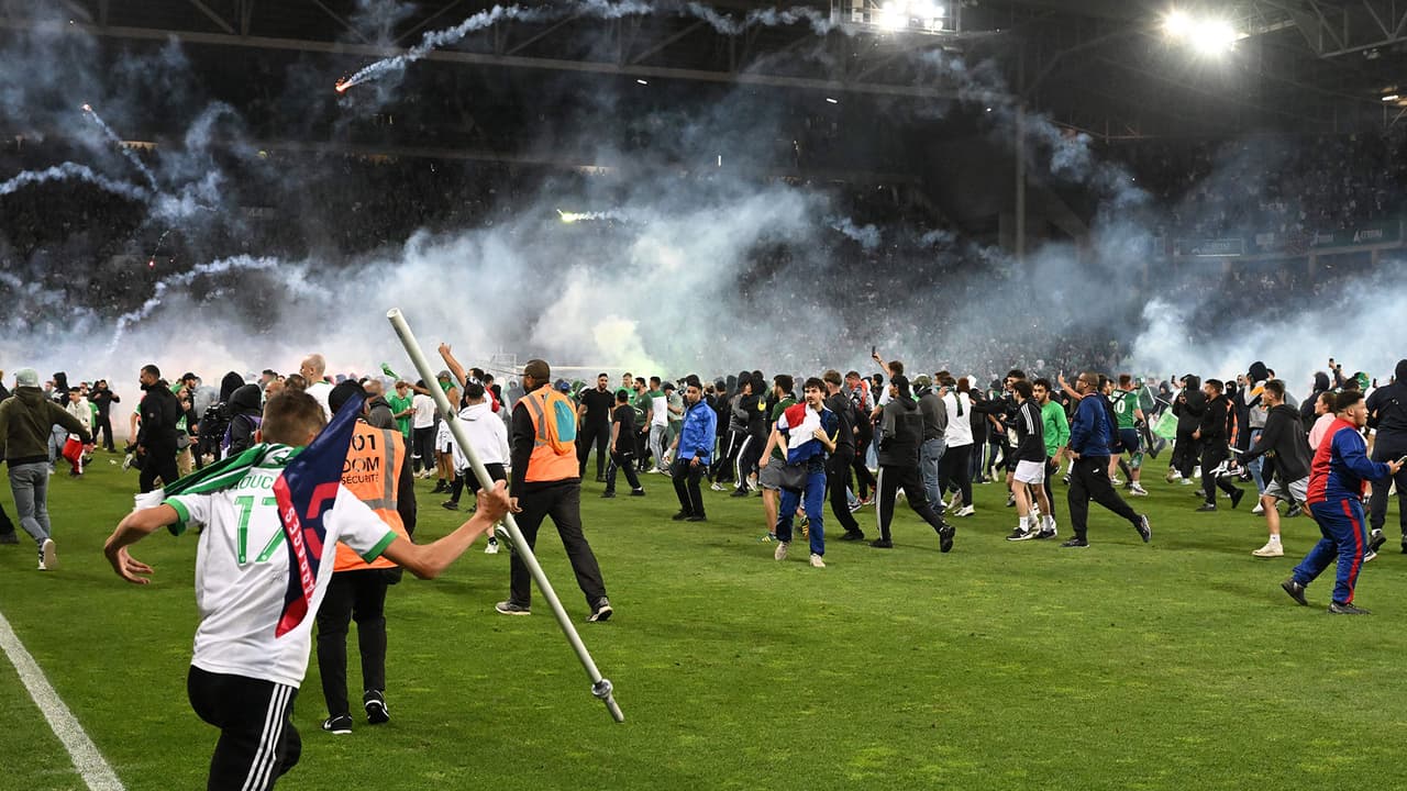 ¡Saint-Étienne desciende! Fans agreden con bengalas al Auxerre