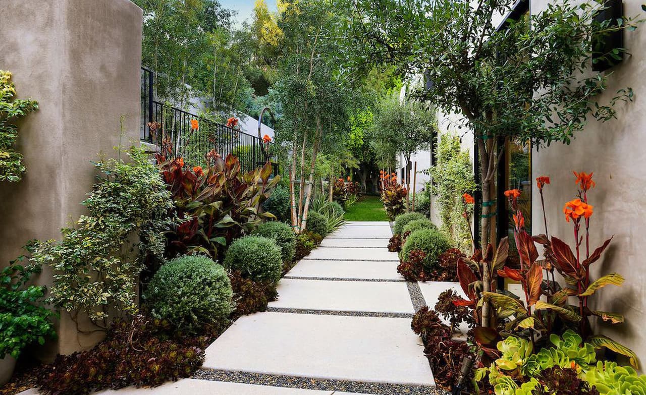 No quedó claro si el pago por la mansión incluye 
<b>el mantenimiento de los alrededores</b>, pero a los dos 
<b><a href="https://www.univision.com/entretenimiento/premian-a-kylie-jenner-con-un-ferrari-de-14-millones-de-dolares-donde-no-cabe-su-bebe-fotos">les va bien económicamente</a></b> que no habría que dudas que podrán pagar por ese servicio.